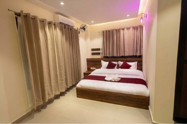 Standard non-AC room with ceiling fan at Akabare Inn